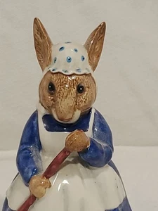 Royal Doultan Mrs. Bunnykins "Clean Sweep" NEUWERTIG DB6 E13 - Bild 1 von 6