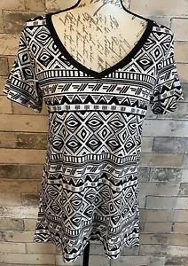 NEW RELEASE Lularoe Christy T V Neck Shirt Small S Black Beautiful Print Nwt - Picture 1 of 4