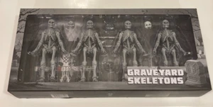 PACK DE 4 FIGURAS DE ESQUELETOS DE CEMENTERIO DE 6,5" CON DIFERENTES ACCESORIOS SIN USAR - Imagen 1 de 2