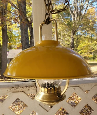 Colgante de mediados de siglo con lámpara de pantalla de porcelana amarilla esmaltada / lámpara de latón Foto 1 de 4