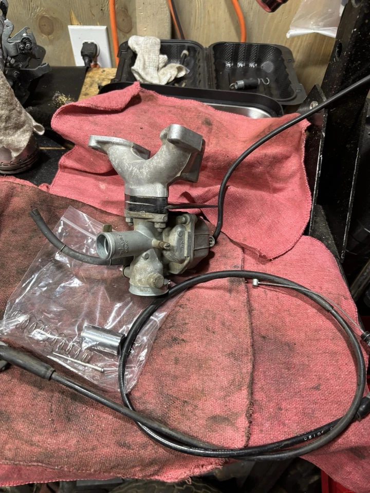Carburador Honda CM185T 185 1979 Twinstar, hombre de admisión. Cable acelerador Foto 1 de 4
