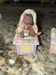 LILY COLLECTION Statuina bambino afroamericano seduto su blocco. 4511 - Foto 1 di 6