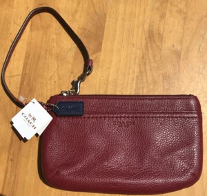 Coach Crimson Red Pebbled Leather Medium Wristlet F51683 NWT - Foto 1 di 7