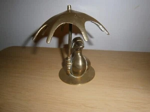 Vintage kleines Messing Ornament. Ente hält Regenschirm. 12cm. (E11) - Bild 1 von 7