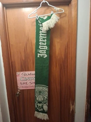 Bufanda Jagermeister ciervo verde y blanca con flecos. Foto 1 de 4