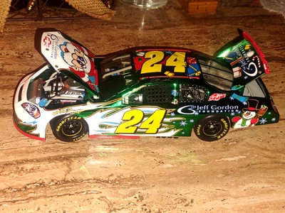 Coche de carreras Nascar Diecast 2006 Jeff Gordon #24 Fundación Navidad 1:24 Foto 1 de 4