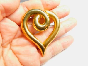 Broche vintage de corazón de metal rizado abierto en tono dorado - Imagen 1 de 4