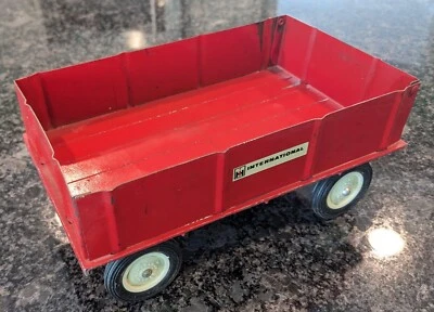 ERTL 1/16 Cosechadora Internacional Caja Roja Vagón Barcaza Granja Implemento Modelo de Juguete Foto 1 de 3
