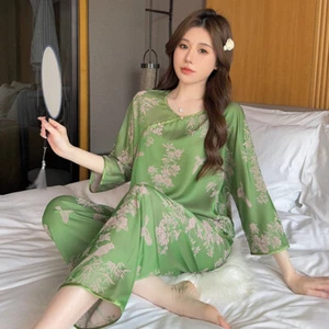 Elegante conjunto de pijama satinado verde sauce con patrón floral chino tradicional - Imagen 1 de 4