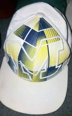 Sombrero Michigan Wolverines bordado talla M/L blanco con patrones amarillos y azules Foto 1 de 3