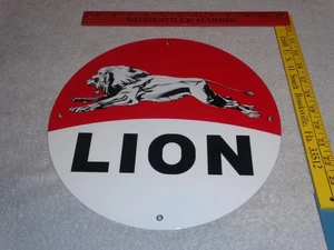 VINTAGE NOS SPRINGENDES "LÖWENBENZIN" 11 3/4" PORZELLAN METALL GILMORE GAS ÖL SCHILD - Bild 1 von 24