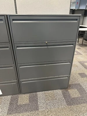 Archivador lateral 4dr 36"Wx18"Dx50 1/2"H de Haworth en metal gris con llave/marco Foto 1 de 3