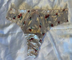 Tanga bragas con volantes satinados estampado cerezas doradas talla Lg - Imagen 1 de 7
