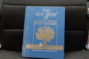 The New Book of Knowledge Volume 1, A (1, A) - Hardcover By Grolier - Picture 1 of 5