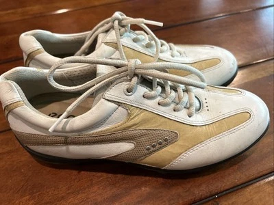 ECCO HydroMax 高尔夫鞋女式美国 8 欧码 39 白色和金色软钉 — 第 1/4 张图片