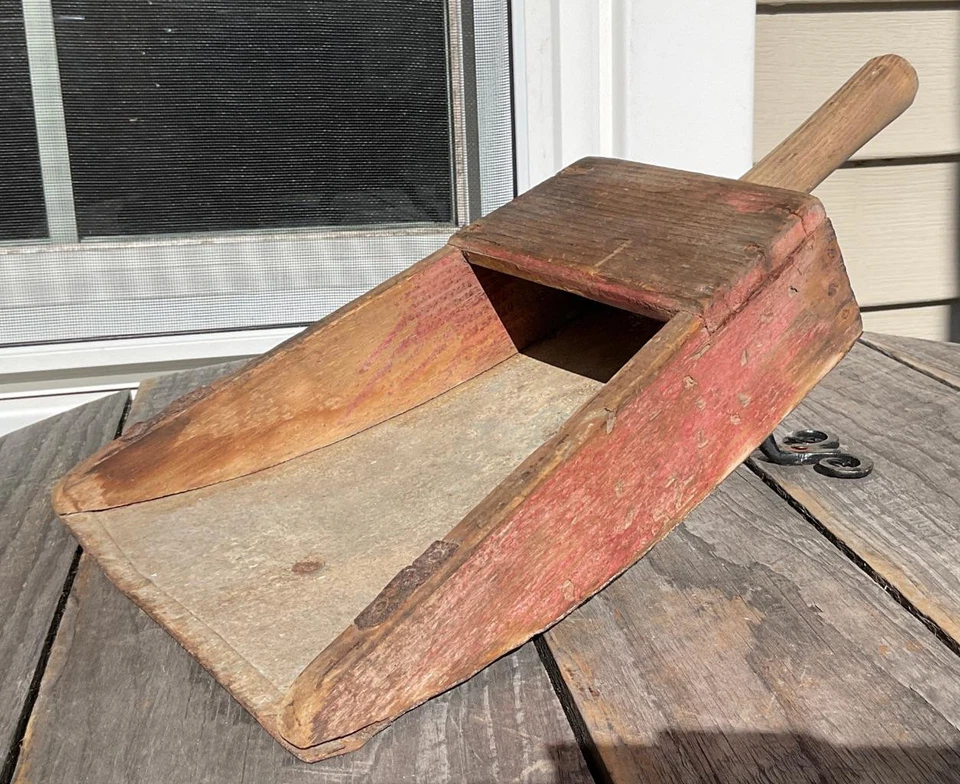 Antigua bandeja antipolvo de pintura roja usada con mango de madera y metal cocina prim granja Foto 1 de 1