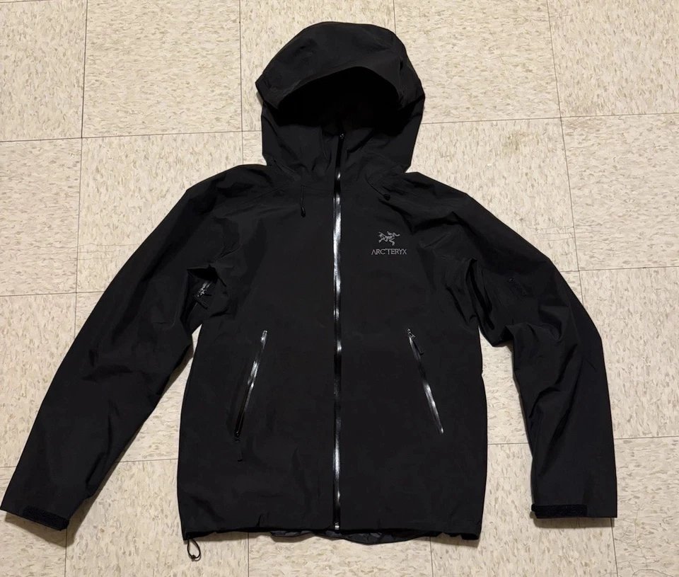 Водонепроницаемая куртка с капюшоном Black Arc'teryx Goretex размер большой - Изображение 1 из 4