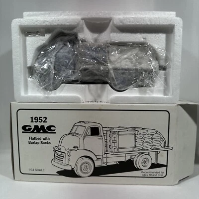 Camión First Gear diecast 1:34 - GMC plataforma plana 1952 con sacos de arpillera - Morton Salt Foto 1 de 4