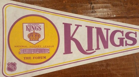 LOS ANGELES KINGS NHL VINTAGE SUPER RARE THE FORUM 30x12 FELT PENNANT FLAG Cover