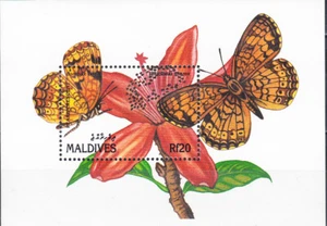 MA MALDIVES 1571 FLOWERS BUTTERFLIES - Picture 1 of 1