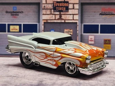 Funline 2001 escala 1:64 máquinas musculares • Chevrolet Bel Air 1957 flameado [01-82] Foto 1 de 4