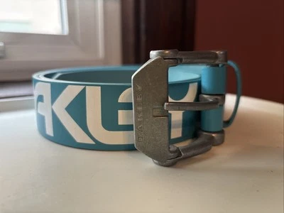 Cinturón Oakley vintage y2k 2013 Spellout azul brillante Foto 1 de 4