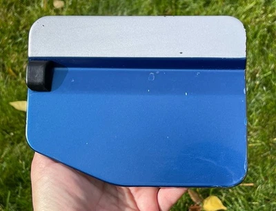 Nissan D21 1986-1997 camioneta llenado de combustible tanque de gasolina puerta pintada plateada y azul Foto 1 de 3