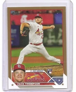 2023 Topps Serie 1 Zack Thompson Tarjeta de Inserción Dorada / 2023 Cardenales de San Luis - Imagen 1 de 2
