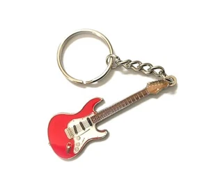 FENDER STRATOCASTER GUITAR ENAMEL KEYRING GREAT GIFT FOR MUSIC LOVERS (KR64) - Picture 1 of 1