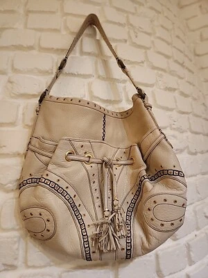 Cartera de hombro de cuero blanco roto Cole Haan detalle de punto de látigo Foto 1 de 4