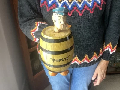 这是一个老式 J. Chein & Co. Popeye in a Barrel 发条锡玩具。 — 第 1/4 张图片