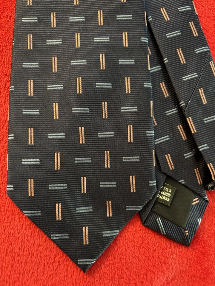 Corbata de seda azul marino Bullock & Jones con rosa y azul hecha en Inglaterra 3 5/8 x 58 usada en excelente estado Foto 1 de 4