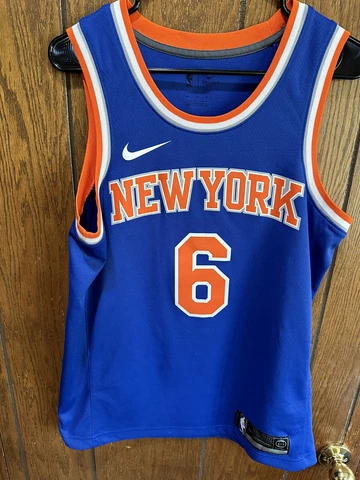 NIKE MEDIUM 44 NEW YORK KNICKS KRISTAPS PORZINGIS BASKETBALL JERSEY EUC Cover