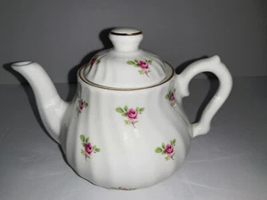 Tetera blanca 5 1/2" de alto KRISTY JAYNE hueso China Staffordshire Inglaterra con rosa - Imagen 1 de 8