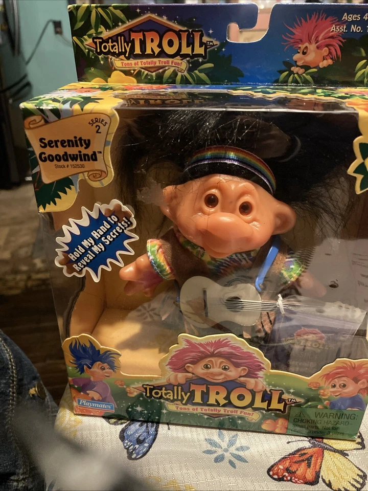 Totally Trolls Serenity Goodwin Serie 2 Sostén su mano en un mensaje aparece Foto 1 de 4