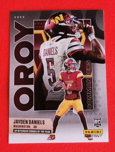TARJETA DE NOVATO JAYDEN DANIELS #1/10479 2024 PANINI OFENSA INSTANTÁNEA RC AÑO COMANDANTES - Imagen 1 de 2