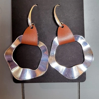 Pendientes colgantes modernos martillados tono plata y cuero marrón declaración boho chic Foto 1 de 4