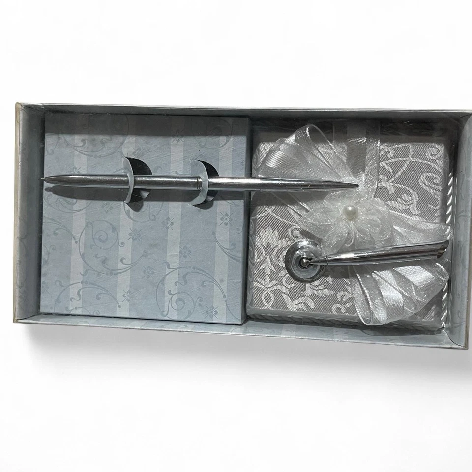 Juego de Soporte para Pluma de Boda Vintage Blanco Satén y Encaje Plata Elegante Decoración de Ceremonia Foto 1 de 4