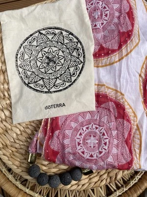 Bufanda de algodón Dottera con cuentas de roca de lava del diseñador Disha Bhuraria Foto 1 de 4