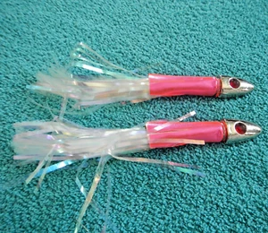 VINTAGE - 2 SALTWATER TROLLING FISHING LURE - JAPAN - PINK / RED BEAD EYE - TUNA - Picture 1 of 11