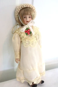 Muñeca de porcelana Silvestri 7" nueva en paquete original sombrero de paja y ropa tela colgador corporal - Imagen 1 de 12