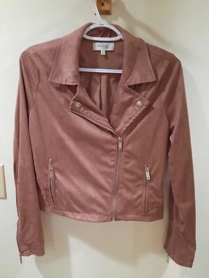 Charlotte Russe | Chaqueta estilo motociclista de gamuza sintética rosa talla pequeña ligera bonita Foto 1 de 4