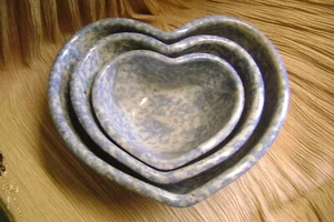 VINTAGE 3 STONEWARE BLUE SPONGEWARE HEART SHAPED NESTING BOWLS SIGNED JEPSON - Picture 1 of 7