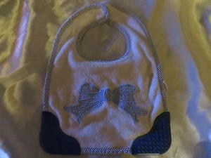 BABERO AZUL BEBÉ MUNCHKIN, CON EXTREMOS MASTICABLES - Imagen 1 de 3