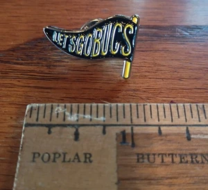 2025 Pittsburgh Pirates Promotional Pin Let's Go Bucs Banner Pennant Hat Pin - Picture 1 of 2