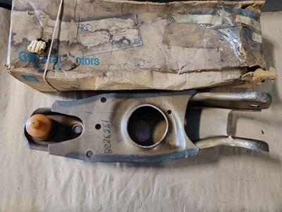 Brazo de control inferior delantero y rótula Buick 1962-65 RH GM 1363228 NUEVO DE FÁBRICA OEM Foto 1 de 2
