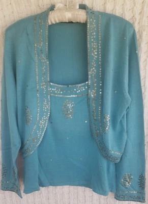 Conjunto Suéter Punto Fino Aqua con Ribete de Lentejuelas Plateadas Dos Piezas Michelle Nicole Foto 1 de 4