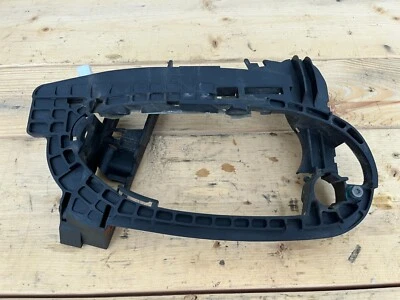 02-05 宝马 745Li E66 E65 前右门把手支架 7013702 原始设备制造商 — 第 1/4 张图片