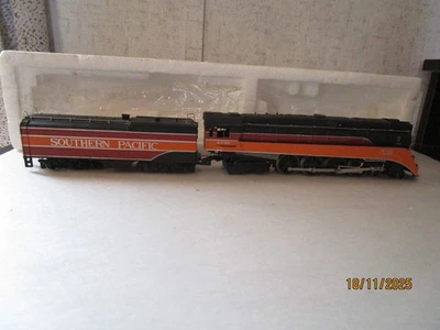Bachmann, HO, Southern Pacific 4-8-4 Daylight Loco & Tender, Styrofoam. - Image 1 of 4