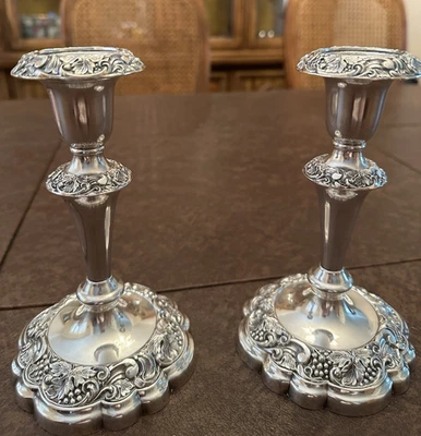 Par de candelabros plateados sobre cobre - Hecho en Inglaterra - Patrón de vid de uva Foto 1 de 4